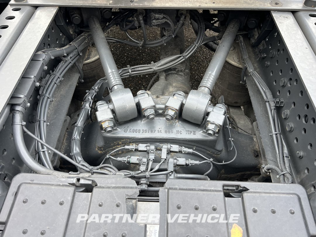 frontLeft : Mercedes Actros 1848 Tractor