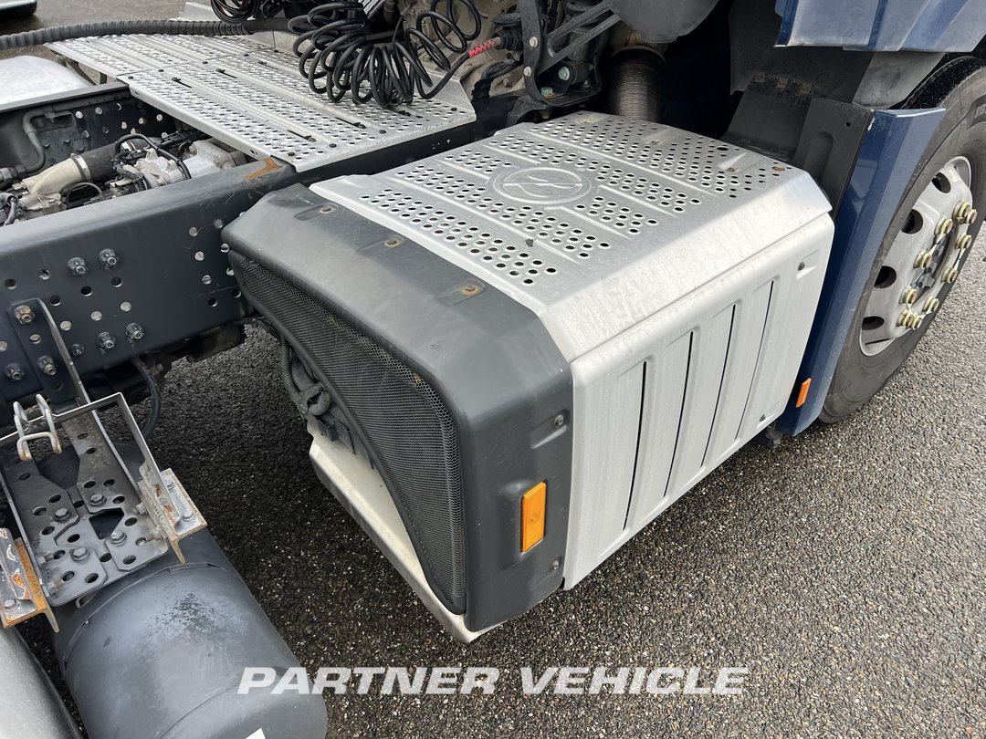 frontLeft : Mercedes Actros 1848 Tractor