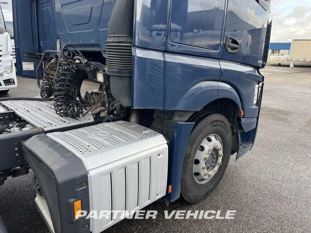 frontLeft : Mercedes Actros 1848 Tractor