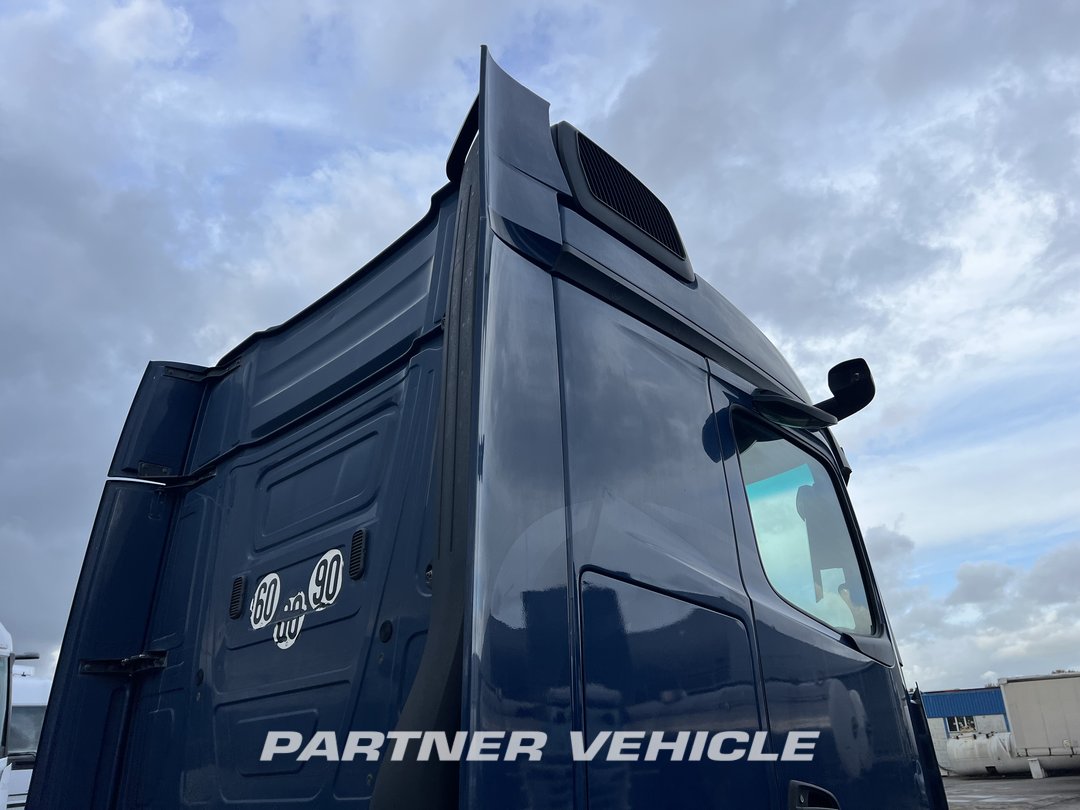 frontLeft : Mercedes Actros 1848 Tractor