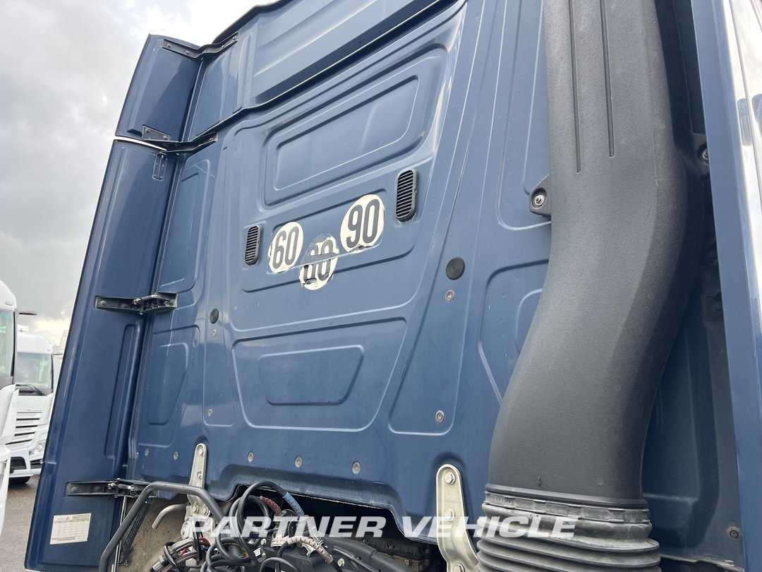 frontLeft : Mercedes Actros 1848 Tractor