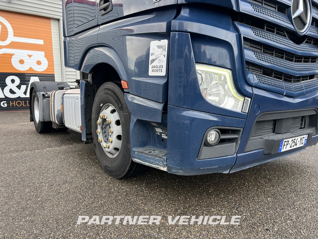 frontLeft : Mercedes Actros 1848 Tractor