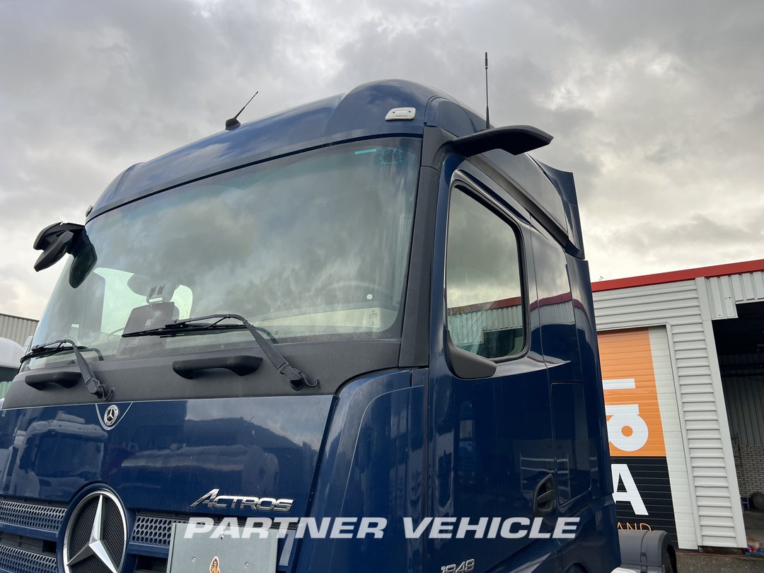 frontLeft : Mercedes Actros 1848 Tractor