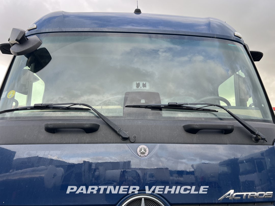 frontLeft : Mercedes Actros 1848 Tractor