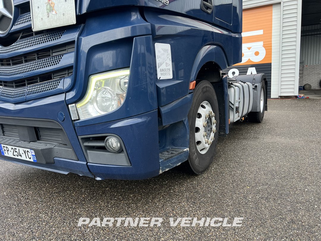 frontLeft : Mercedes Actros 1848 Tractor