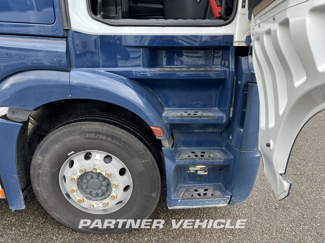 frontLeft : Mercedes Actros 1848 Tractor