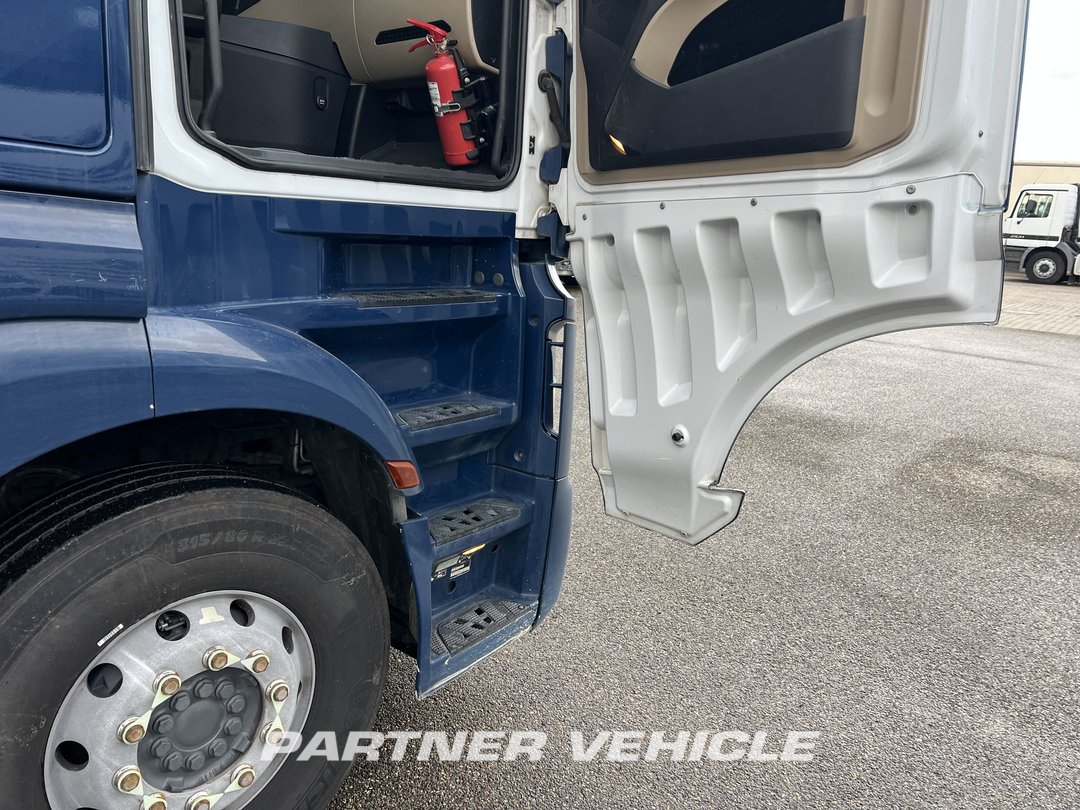 frontLeft : Mercedes Actros 1848 Tractor