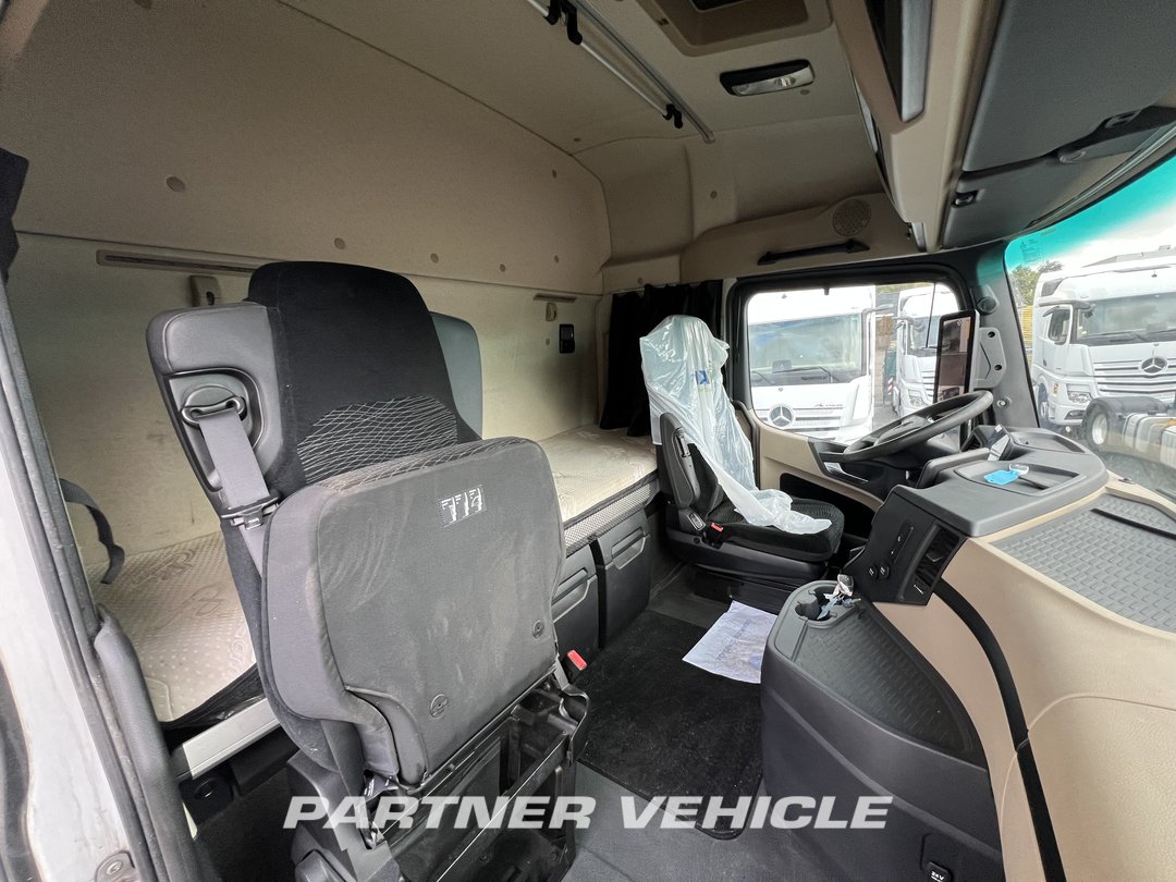 frontLeft : Mercedes Actros 1848 Tractor