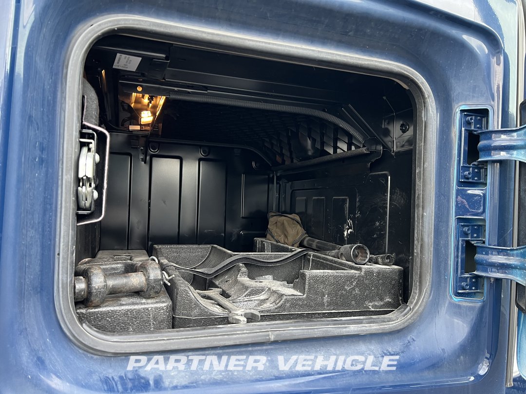 frontLeft : Mercedes Actros 1848 Tractor