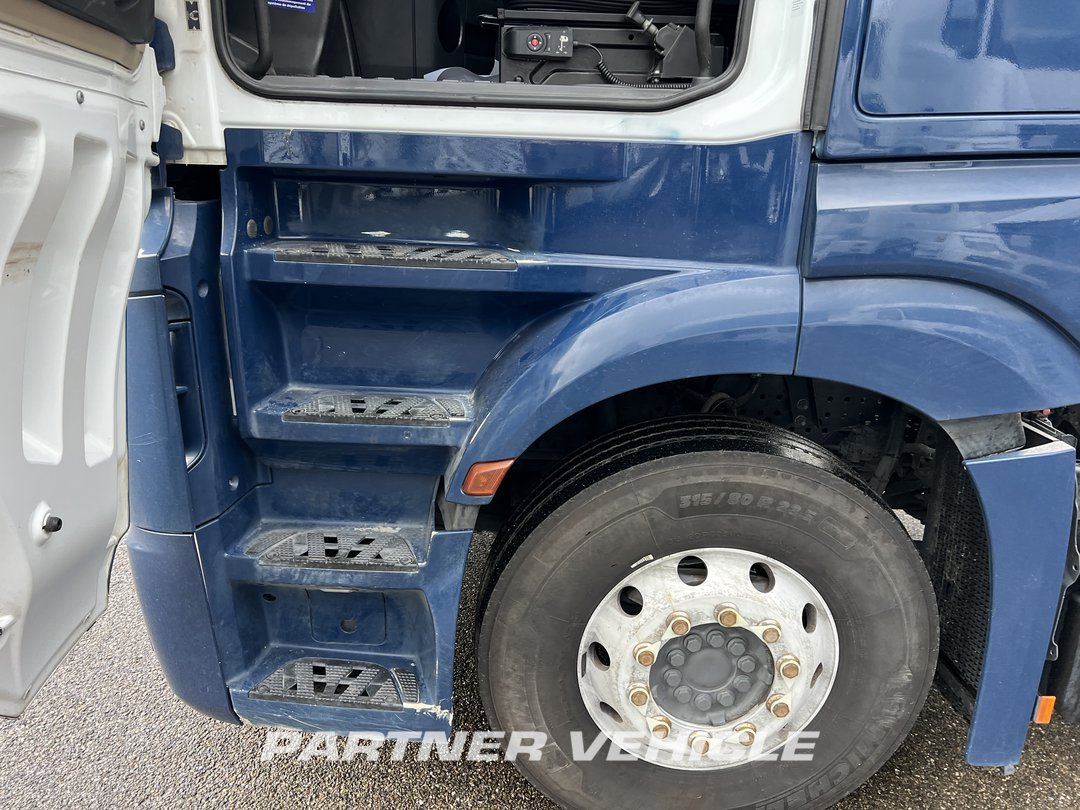 frontLeft : Mercedes Actros 1848 Tractor
