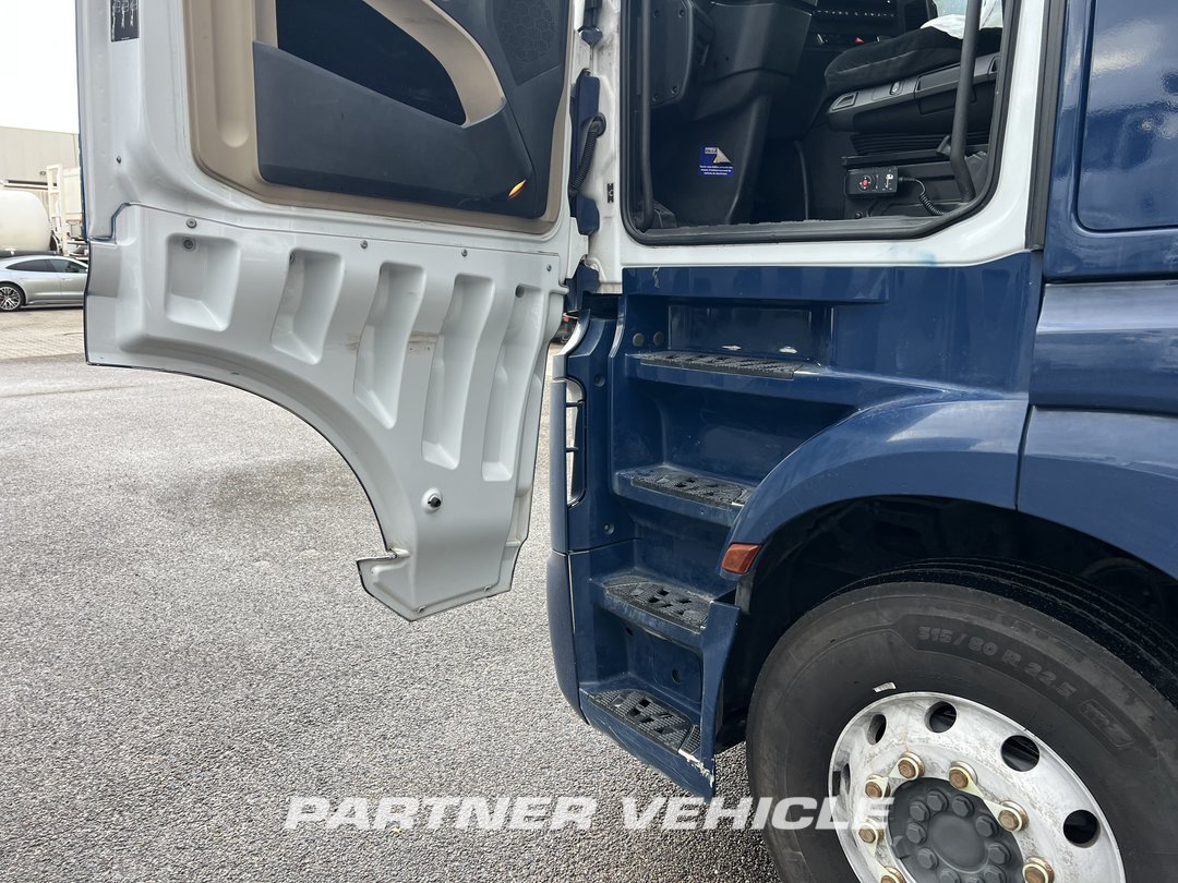 frontLeft : Mercedes Actros 1848 Tractor