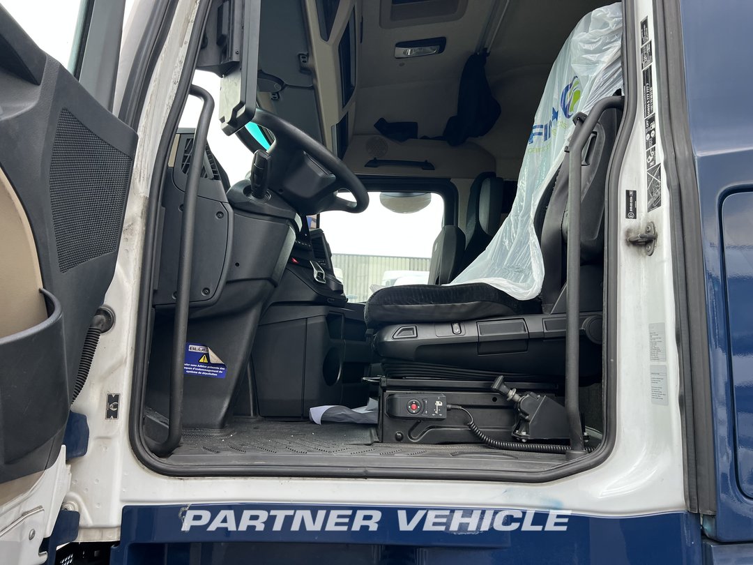 frontLeft : Mercedes Actros 1848 Tractor