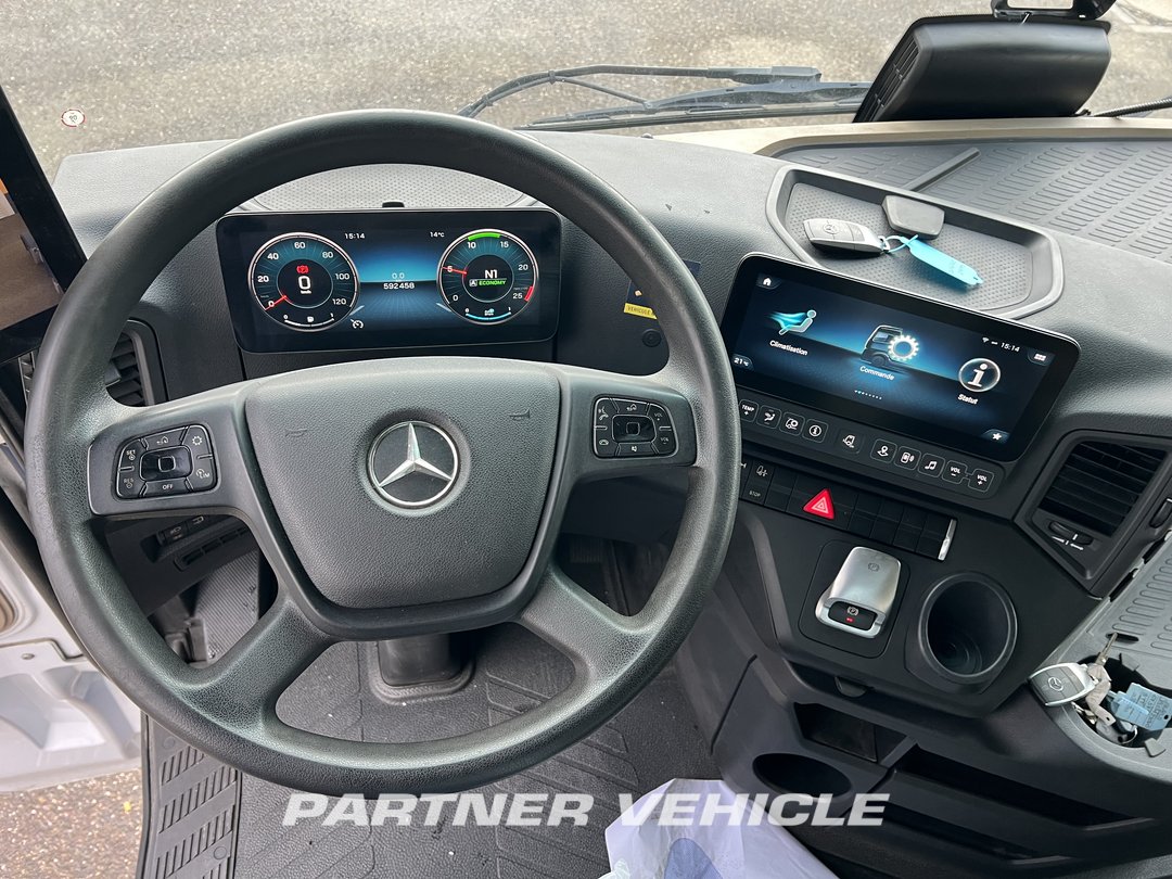frontLeft : Mercedes Actros 1848 Tractor