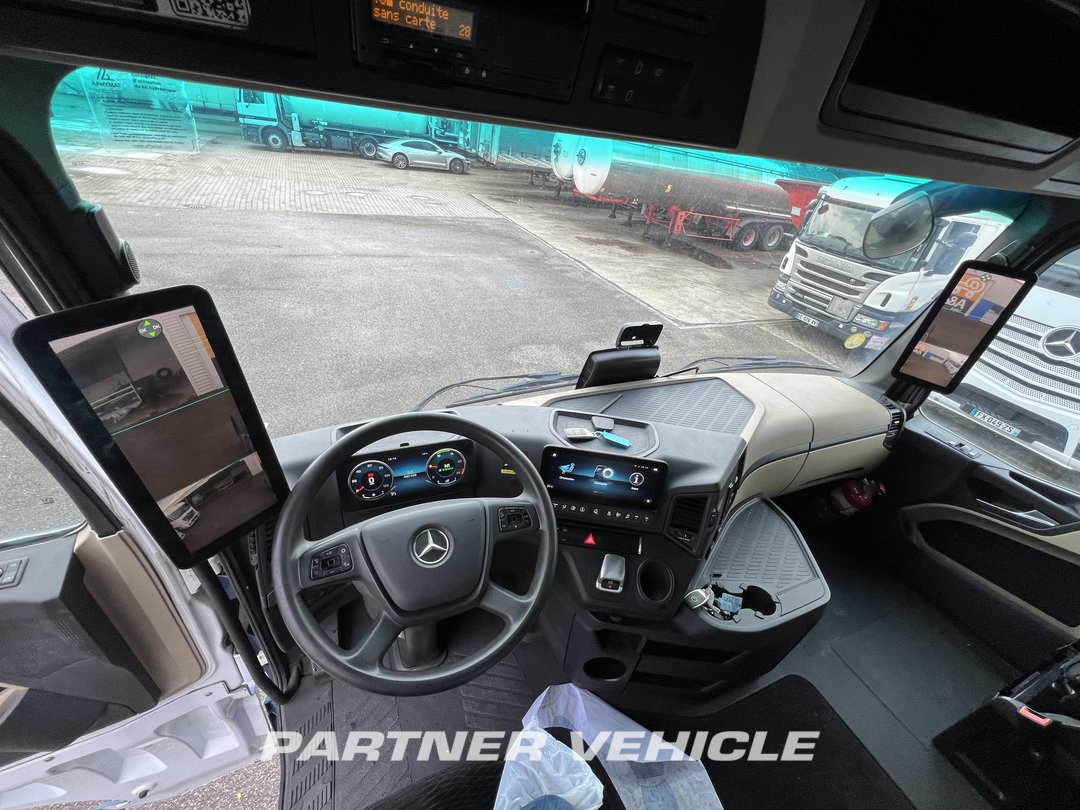 frontLeft : Mercedes Actros 1848 Tractor