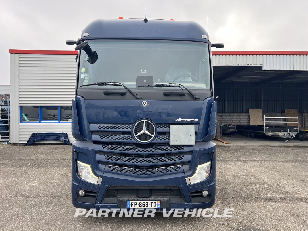 frontLeft : Mercedes Actros 1848 Cap tractor