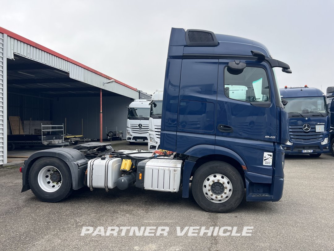 frontLeft : Mercedes Actros 1848 Cap tractor
