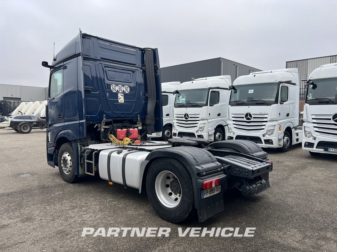 frontLeft : Mercedes Actros 1848 Cap tractor