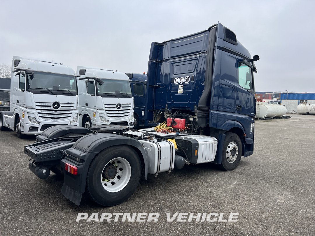 frontLeft : Mercedes Actros 1848 Cap tractor