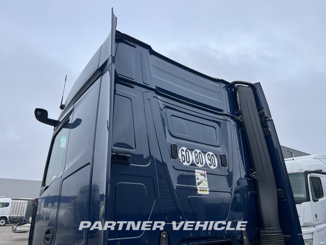 frontLeft : Mercedes Actros 1848 Cap tractor