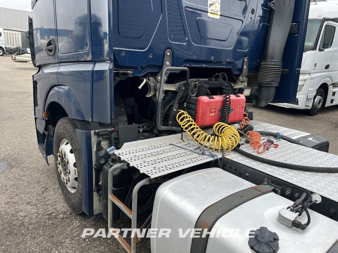 frontLeft : Mercedes Actros 1848 Cap tractor