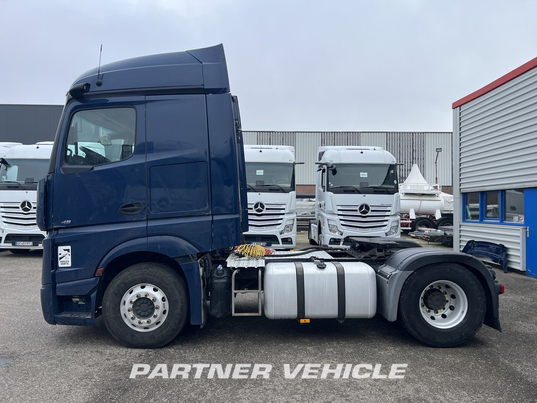 frontLeft : Mercedes Actros 1848 Cap tractor