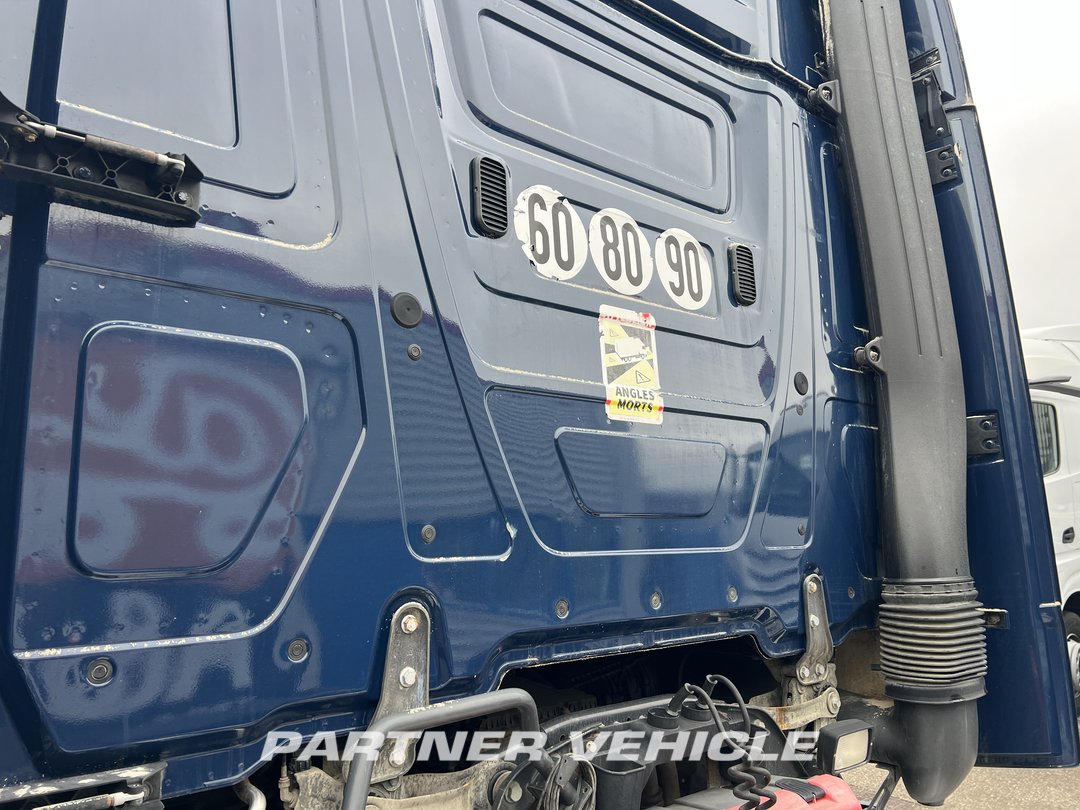 frontLeft : Mercedes Actros 1848 Cap tractor