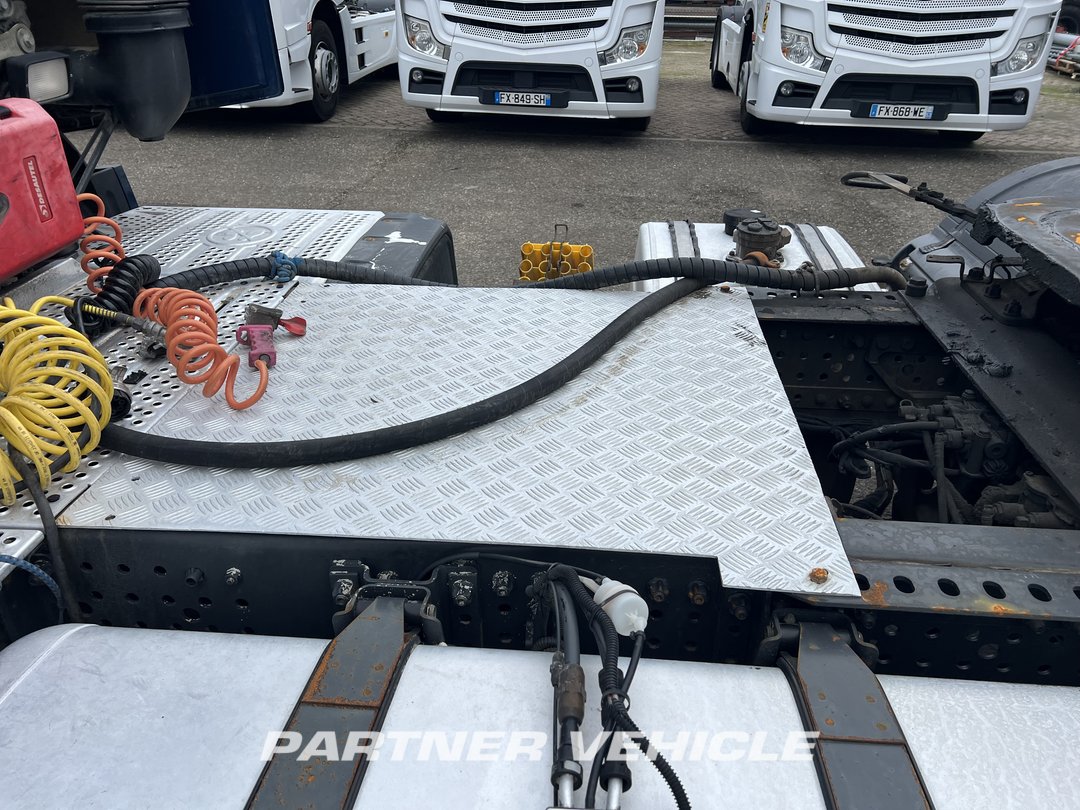 frontLeft : Mercedes Actros 1848 Cap tractor