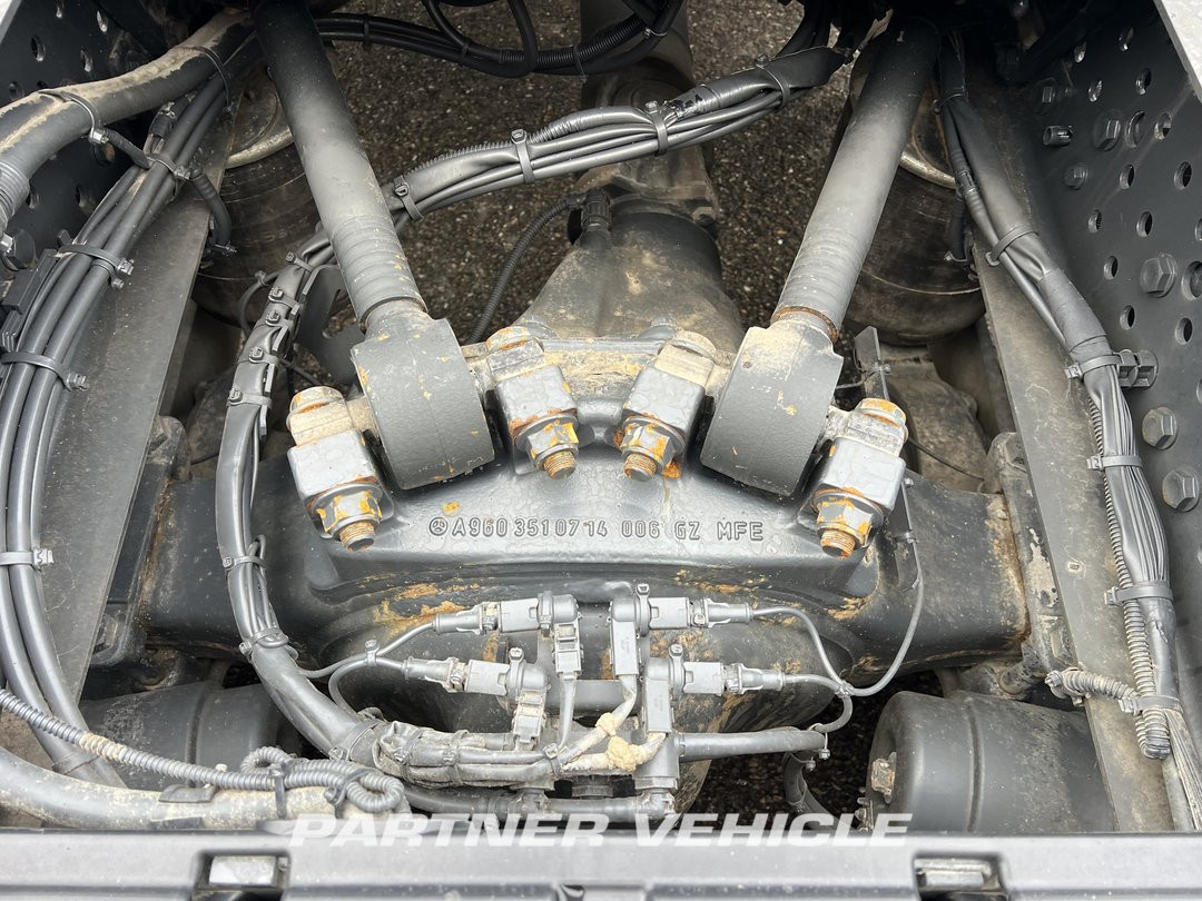 frontLeft : Mercedes Actros 1848 Cap tractor