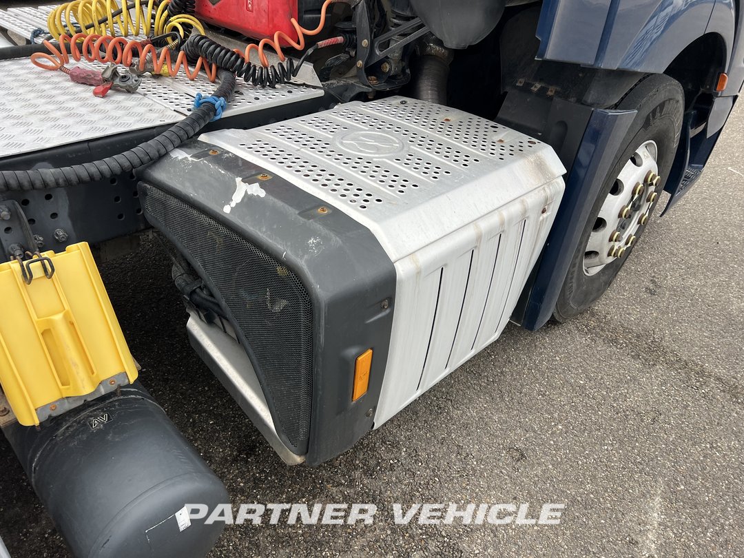 frontLeft : Mercedes Actros 1848 Cap tractor