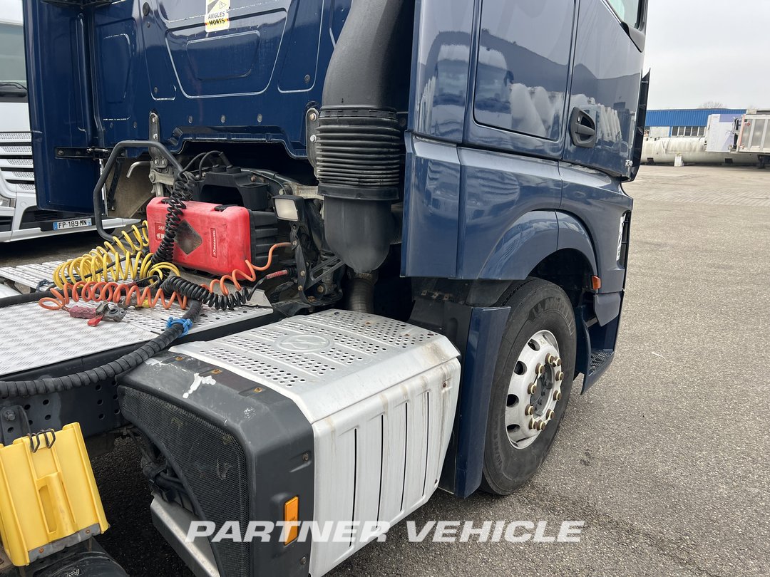 frontLeft : Mercedes Actros 1848 Cap tractor