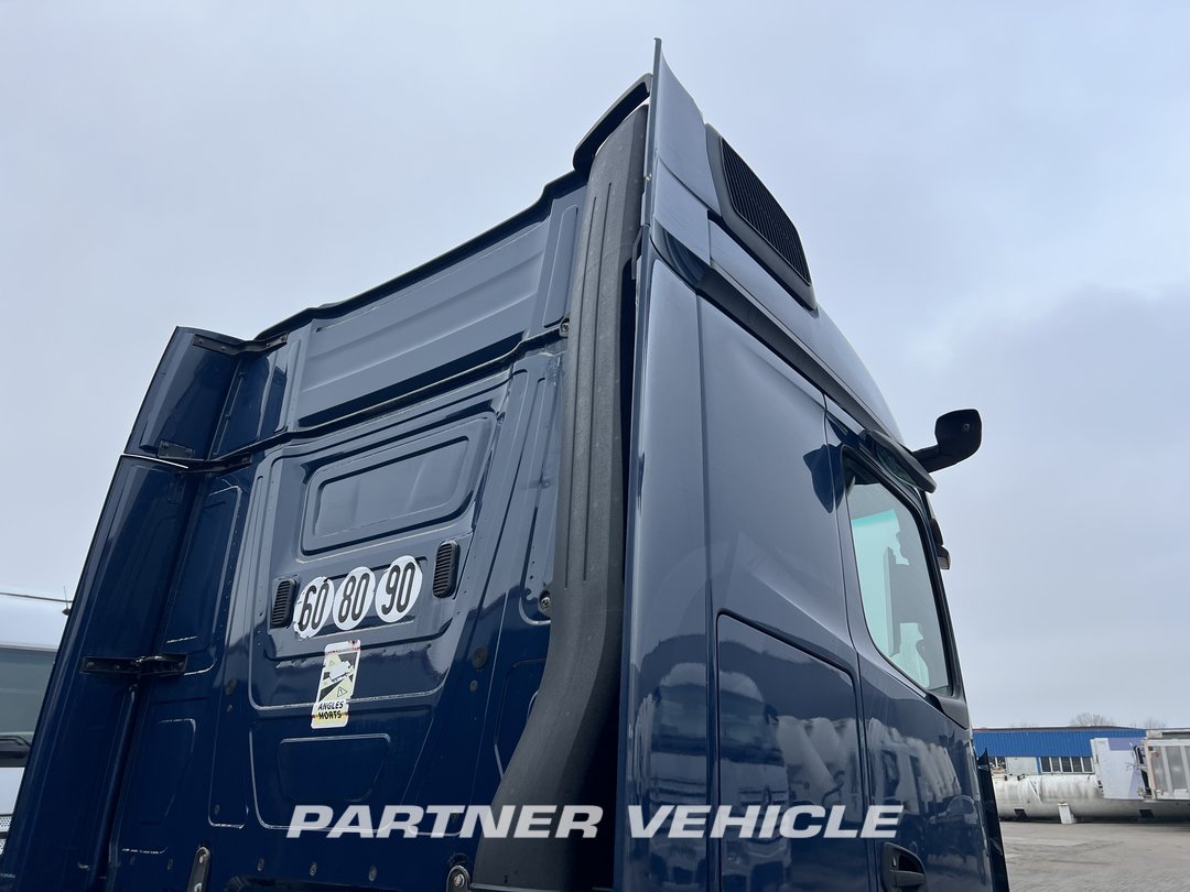frontLeft : Mercedes Actros 1848 Cap tractor