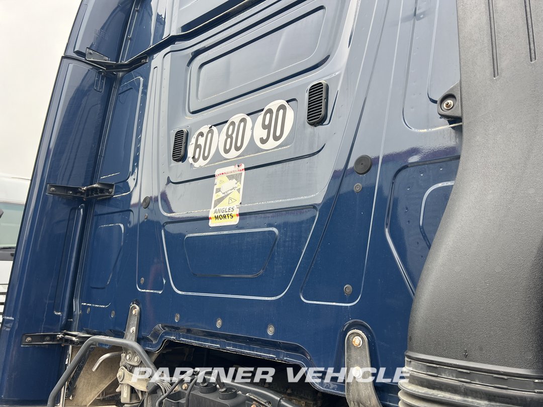 frontLeft : Mercedes Actros 1848 Cap tractor