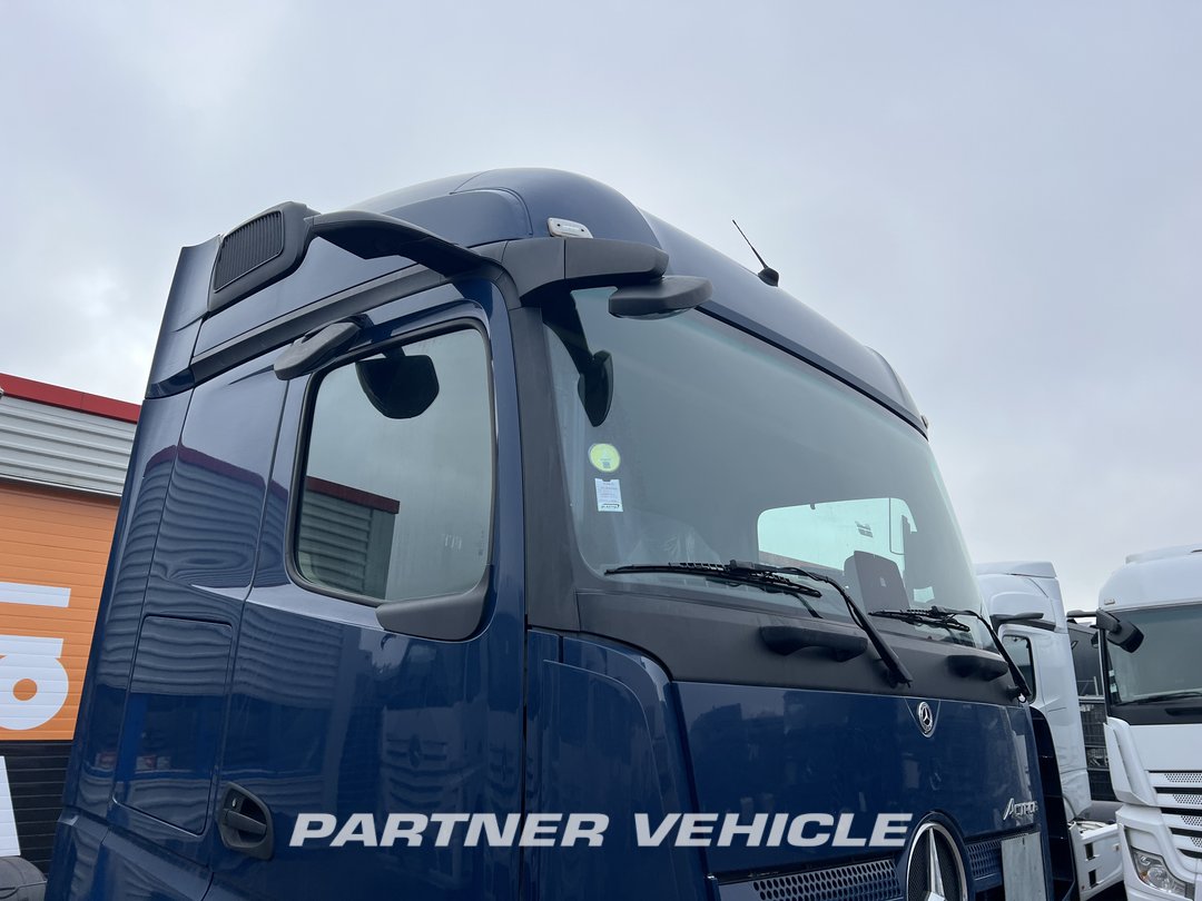 frontLeft : Mercedes Actros 1848 Cap tractor