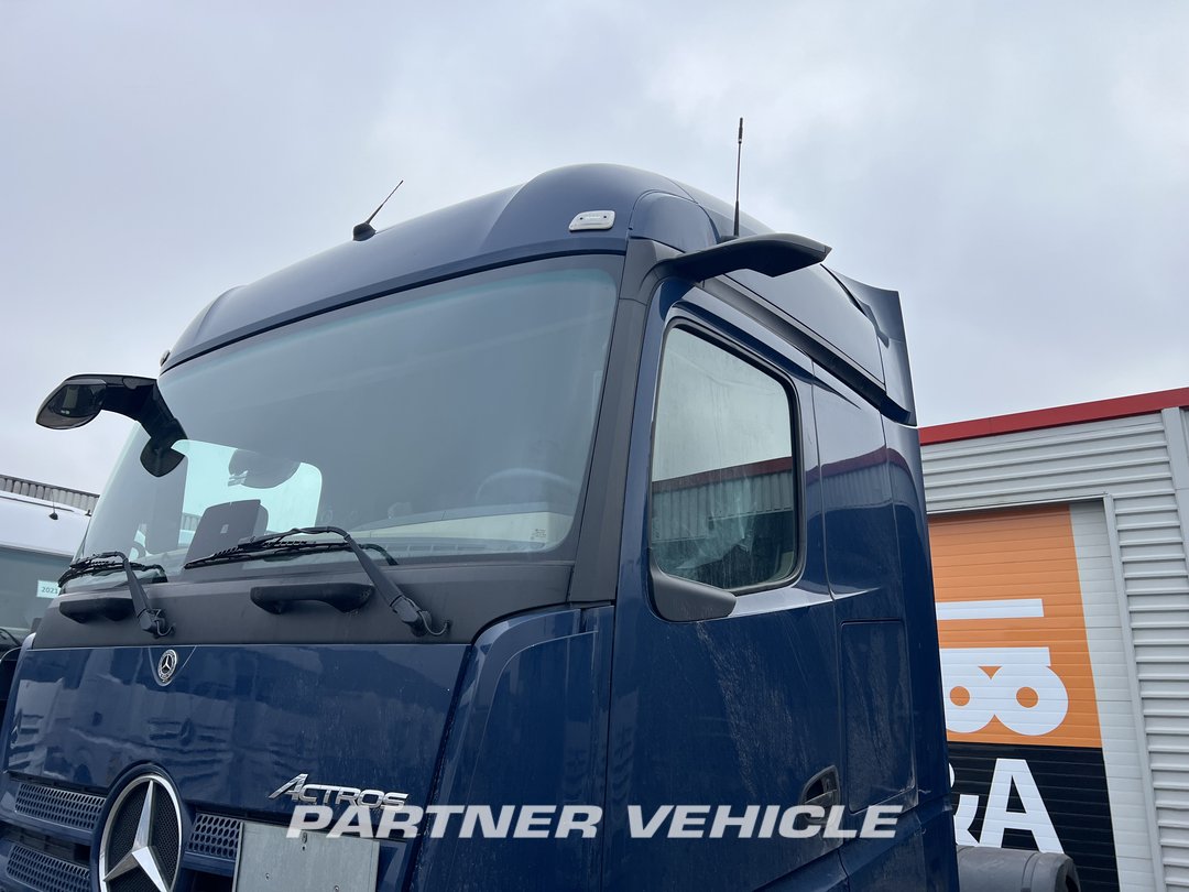 frontLeft : Mercedes Actros 1848 Cap tractor