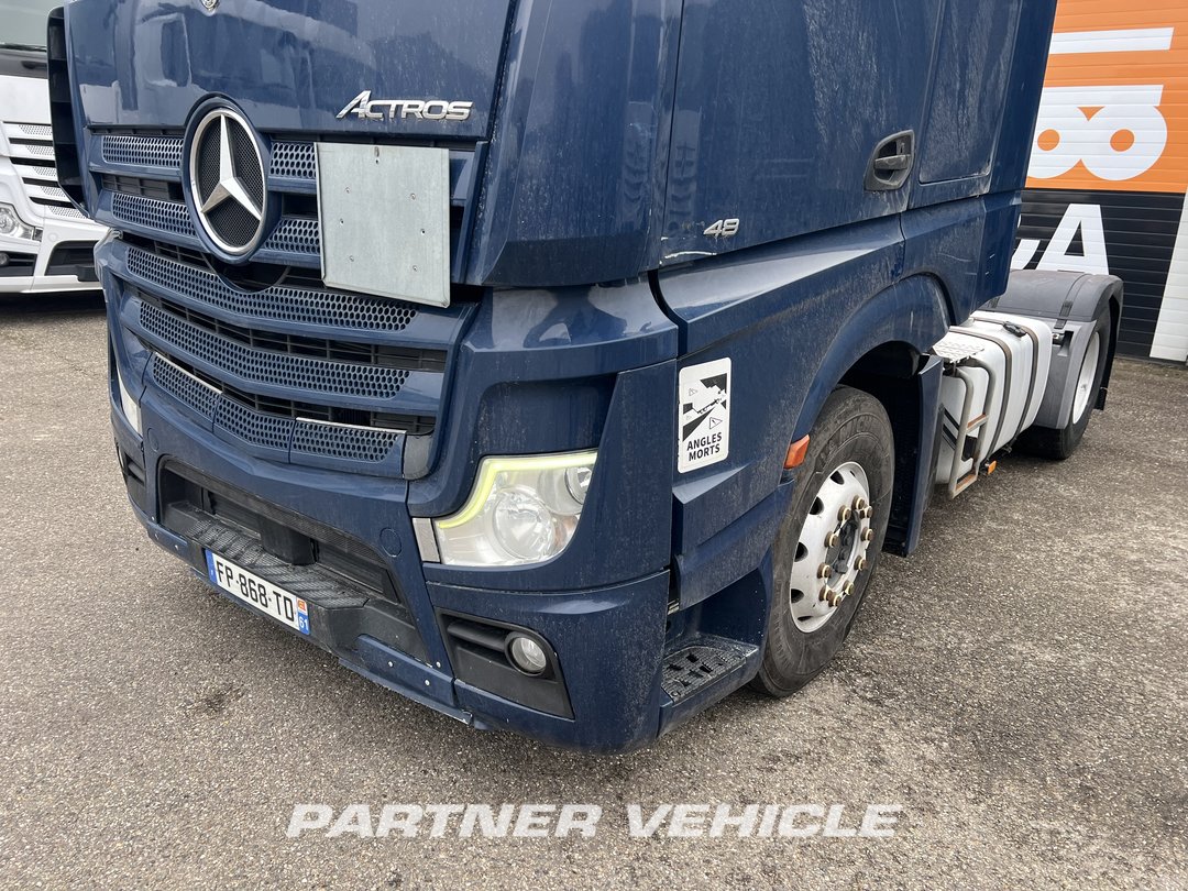 frontLeft : Mercedes Actros 1848 Cap tractor