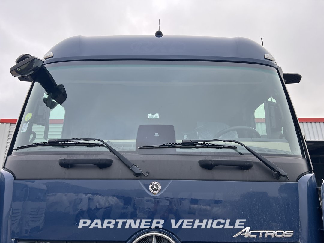 frontLeft : Mercedes Actros 1848 Cap tractor