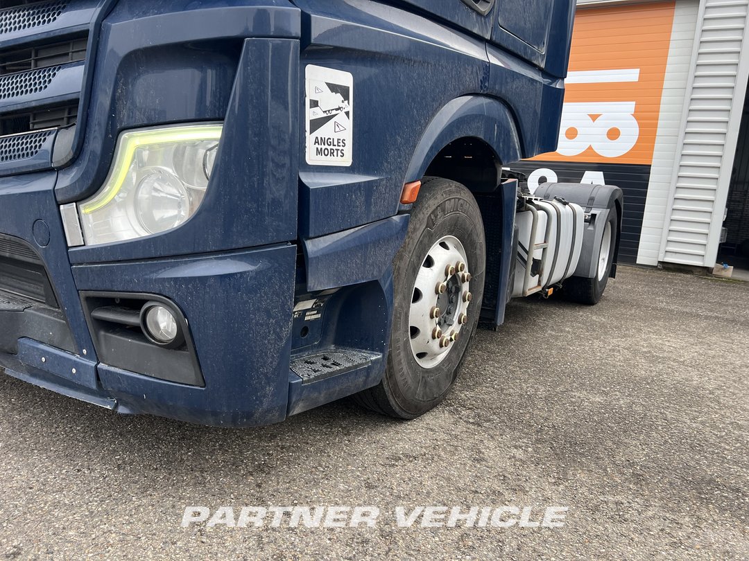 frontLeft : Mercedes Actros 1848 Cap tractor