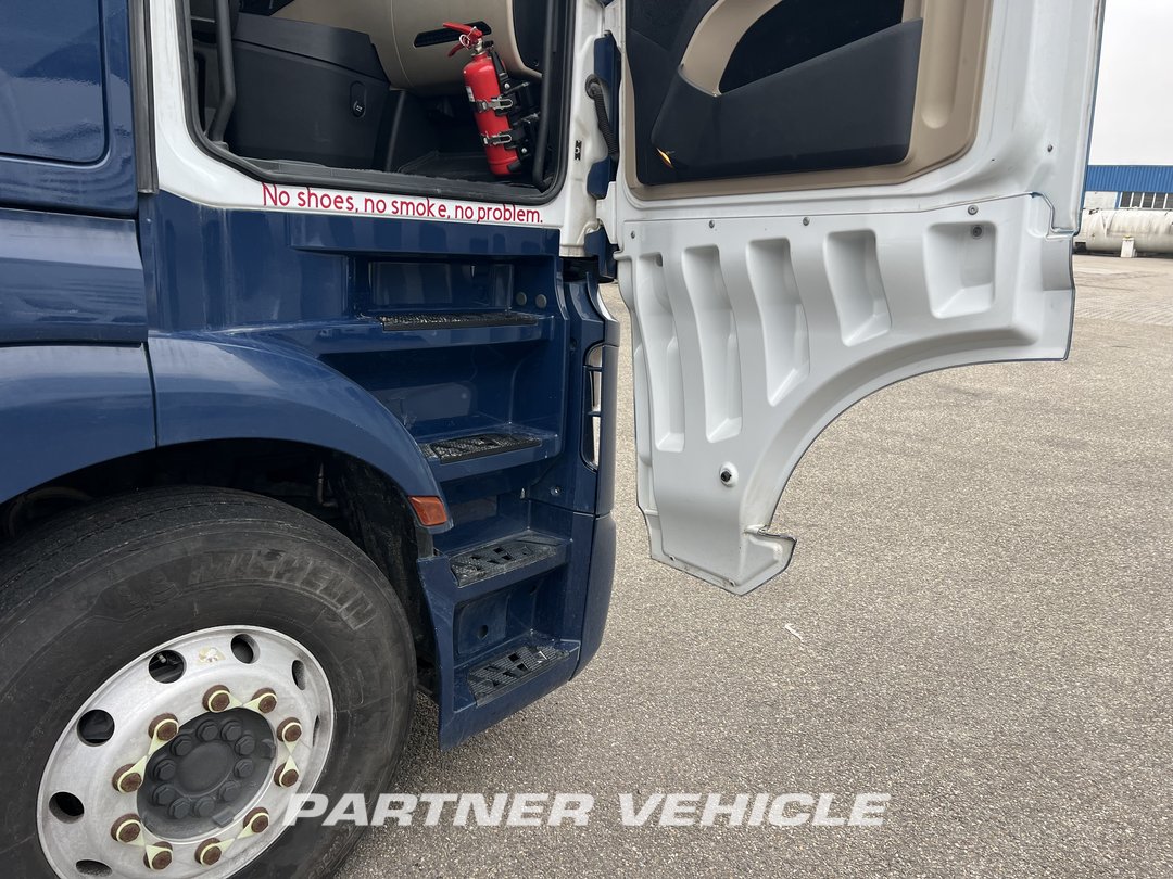 frontLeft : Mercedes Actros 1848 Cap tractor