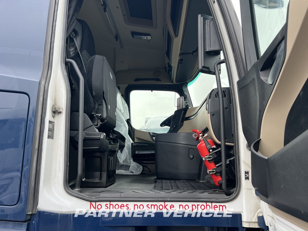 frontLeft : Mercedes Actros 1848 Cap tractor
