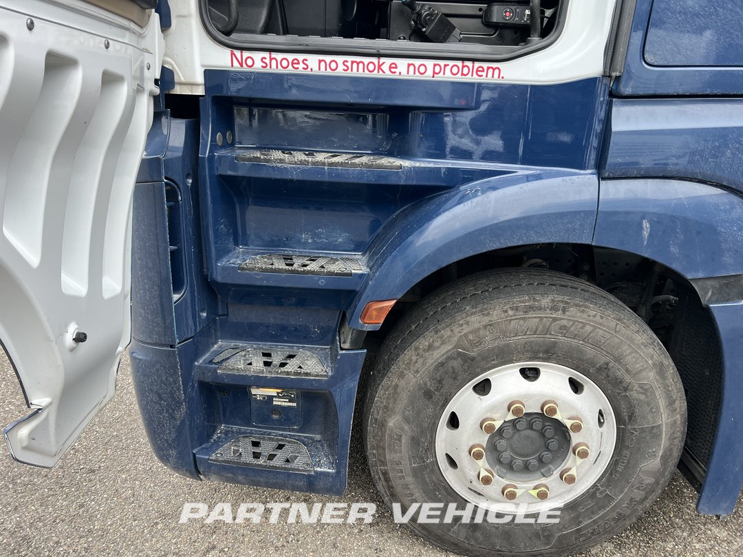 frontLeft : Mercedes Actros 1848 Cap tractor