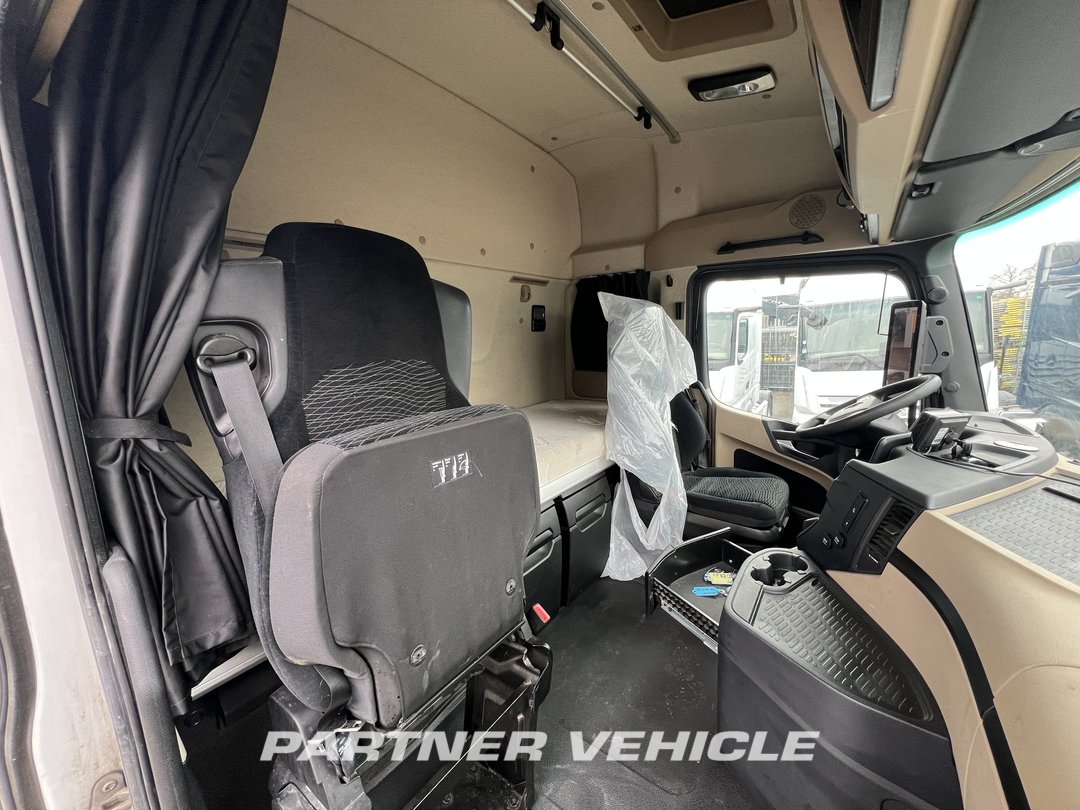 frontLeft : Mercedes Actros 1848 Cap tractor