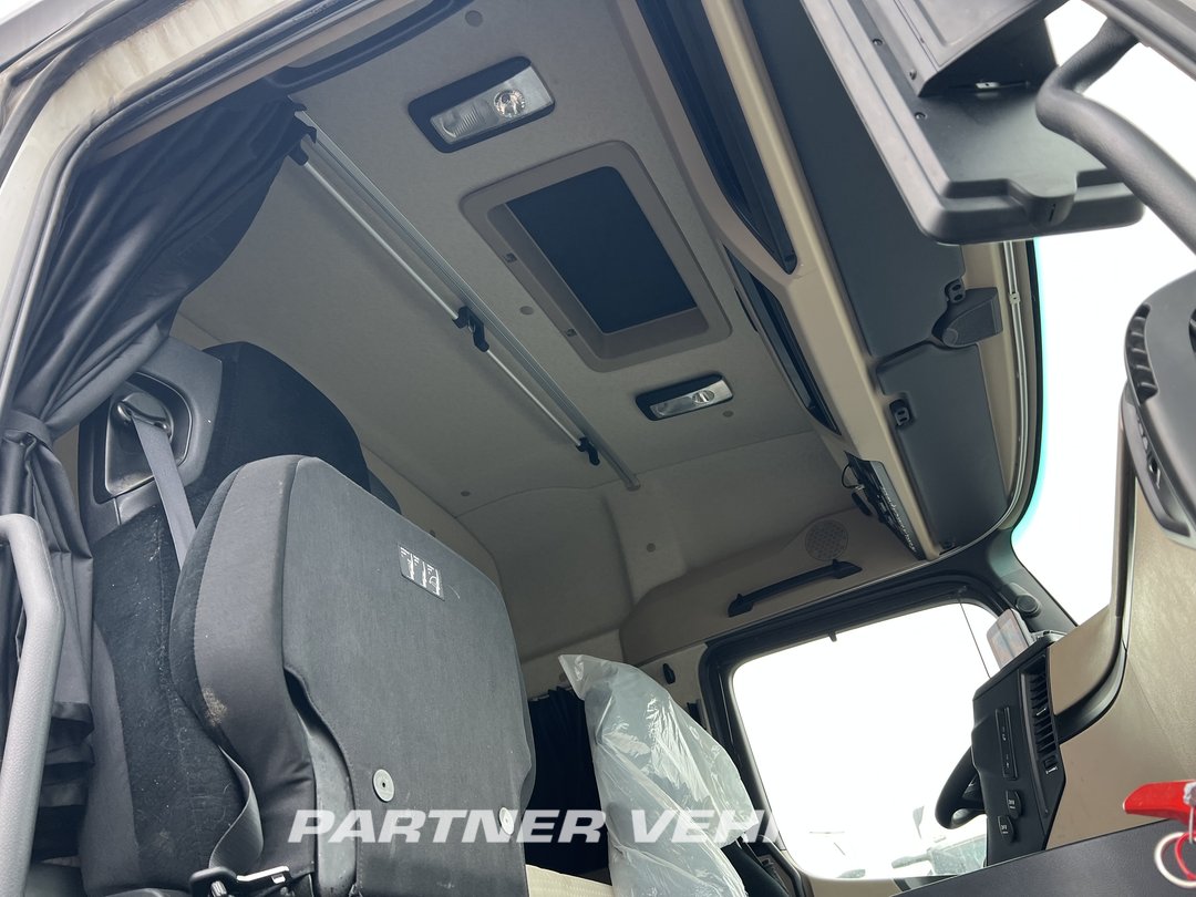 frontLeft : Mercedes Actros 1848 Cap tractor