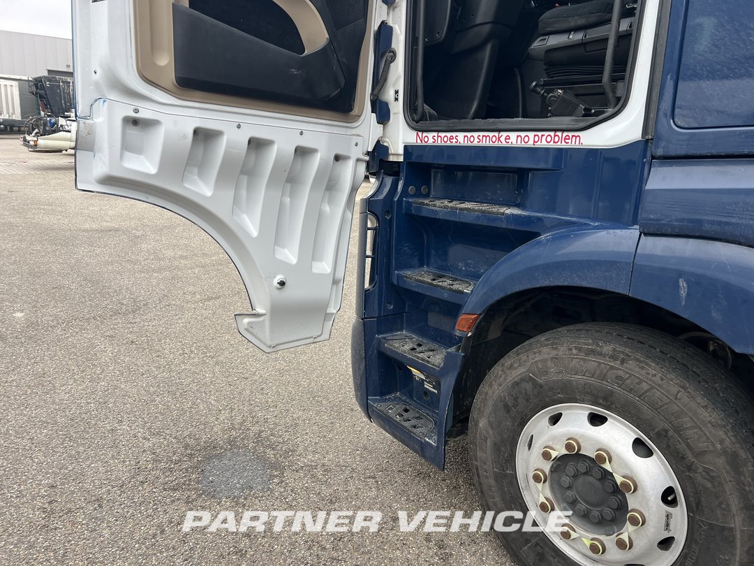 frontLeft : Mercedes Actros 1848 Cap tractor