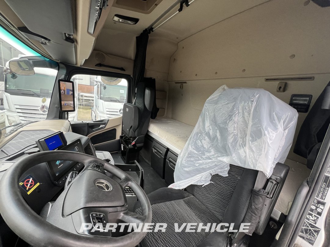 frontLeft : Mercedes Actros 1848 Cap tractor