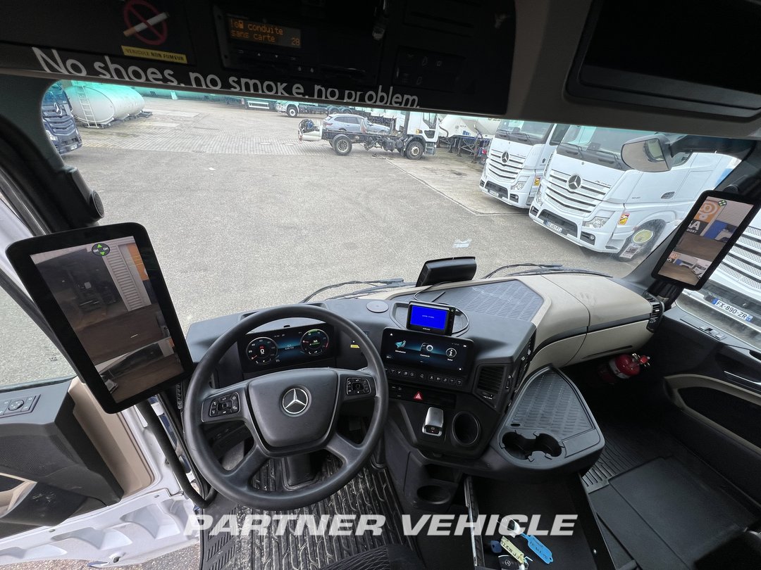 frontLeft : Mercedes Actros 1848 Cap tractor