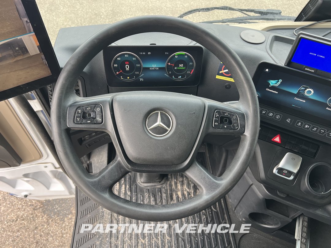 frontLeft : Mercedes Actros 1848 Cap tractor
