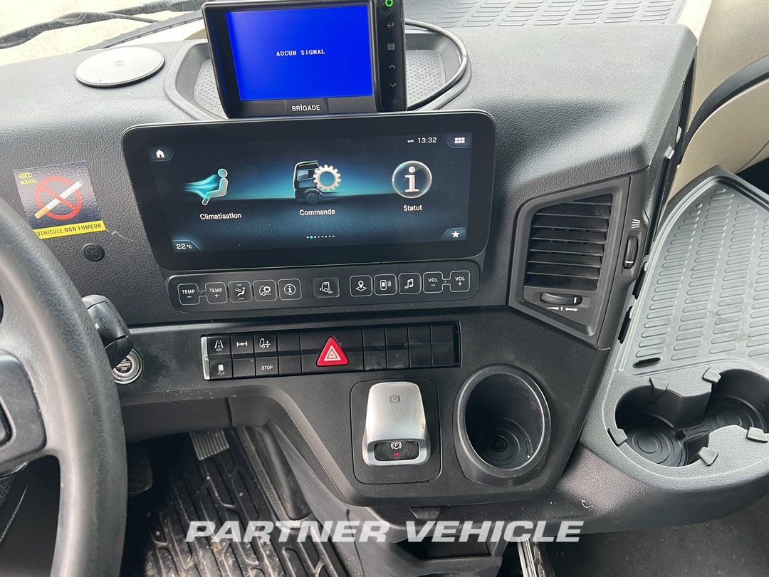 frontLeft : Mercedes Actros 1848 Cap tractor