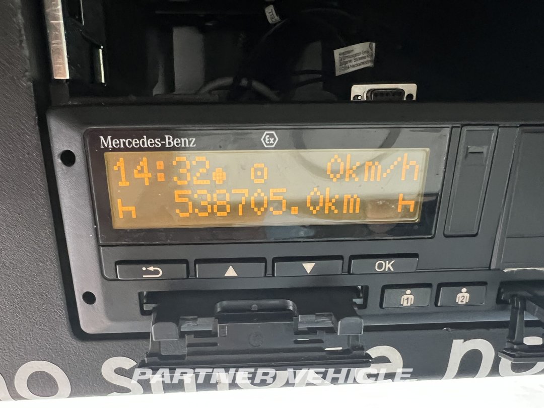 frontLeft : Mercedes Actros 1848 Cap tractor
