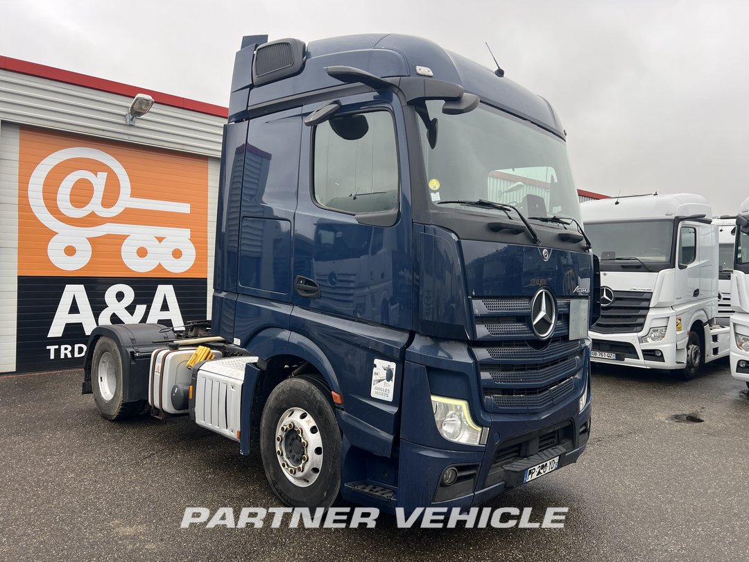 frontLeft : Mercedes Actros 1848 Tractor