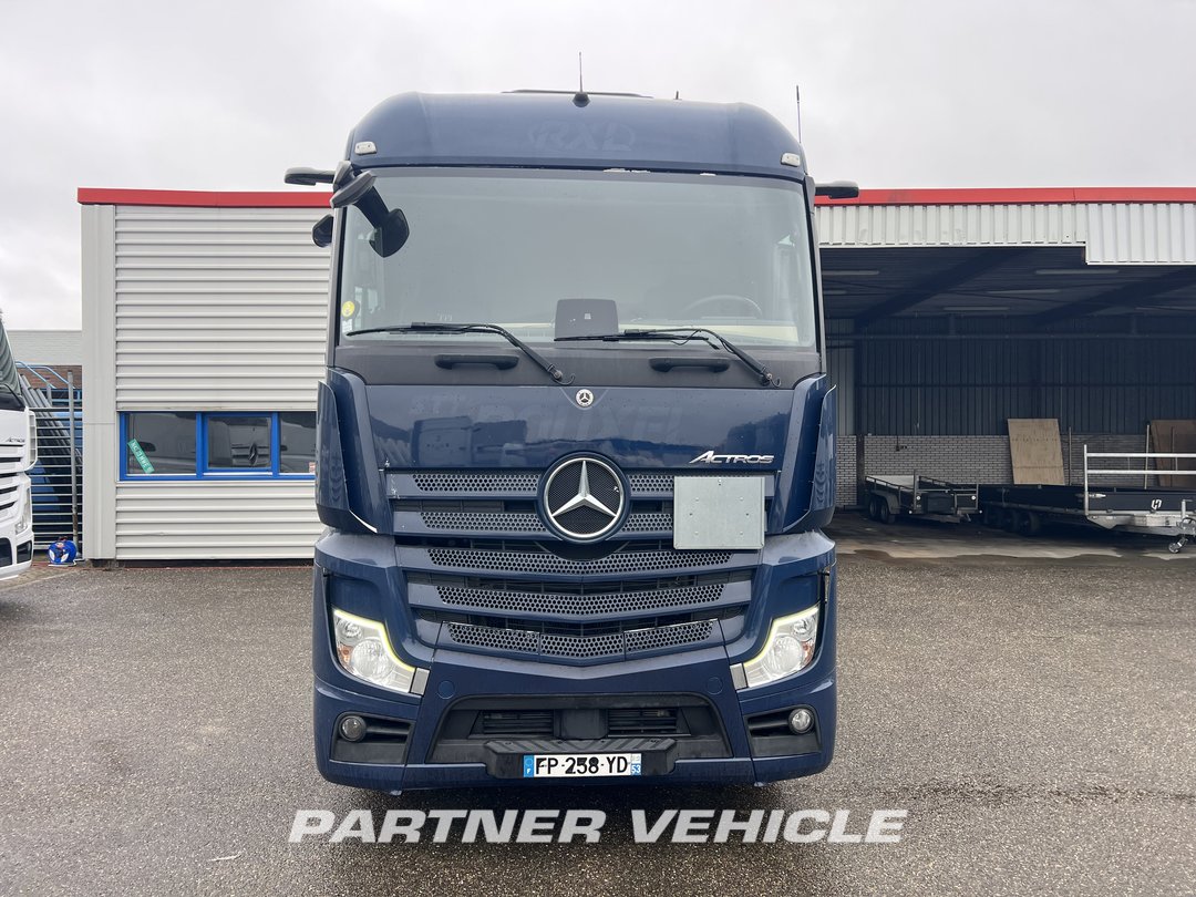 frontLeft : Mercedes Actros 1848 Tractor
